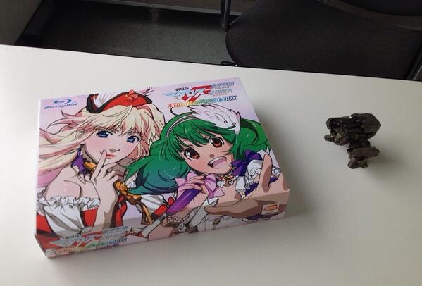 マクロス 公式アカウント على تويتر まずは パッケージ シェリルとランカのイラストがドーン ａ４サイズの版権イラスト集と資料集が入っている事もありけっこう大きい そしてその巻紙を剥がすとプロジェクトｆのパッケージが Http T Co 5m3pd6ddln Http T Co