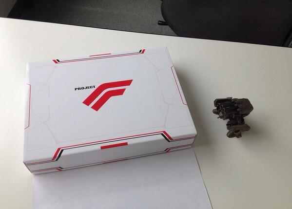 マクロス 公式アカウント على تويتر まずは パッケージ シェリルとランカのイラストがドーン ａ４サイズの版権イラスト集と資料集が入っている事もありけっこう大きい そしてその巻紙を剥がすとプロジェクトｆのパッケージが Http T Co 5m3pd6ddln Http T Co