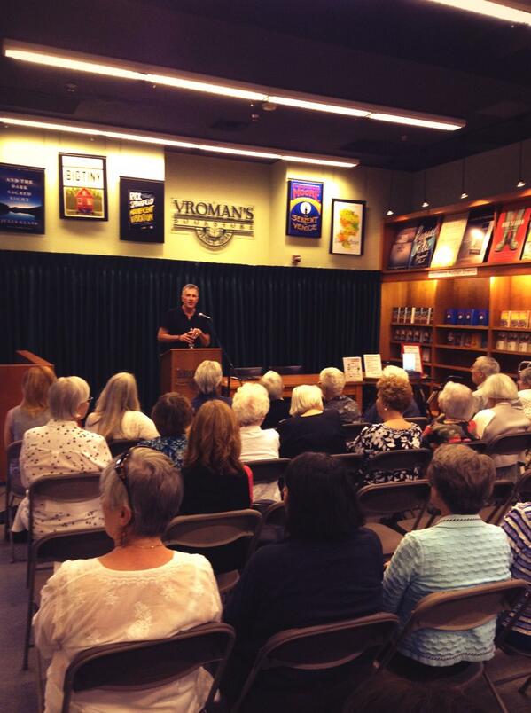 vromans's tweet photo. The great @michaelcunningham here @vromans in #pasadena. #thehours #thesnowqueen #bynightfall http://t.co/z0E8cBMBD7