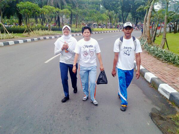 ayudps's tweet photo. survivor ditengah kerumunan rakyat jakardah http://t.co/1zMX3dEBOa