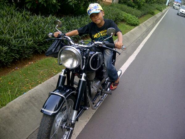 Jalan" naek BMW R27. Di tanyain orang mulu ☺