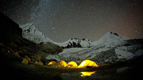 outsidemagazine's tweet photo. A. Miller &amp; J. Jones in Nepal. Photos you have to see to believe and then still won't : http://t.co/hIIWUUEwqT http://t.co/GtxVd34x1d