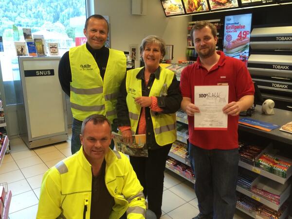 MehusK's tweet photo. Platina til Flå...Olav Thon er stolt av ESSO gjengen på Flå #weekoftheshop http://t.co/9tNgoQtJja