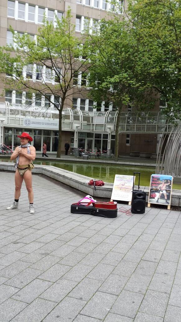 MarcusMobil's tweet image. Wahlkampf des singenden cowboys für die nackedeipartei in Düsseldorf