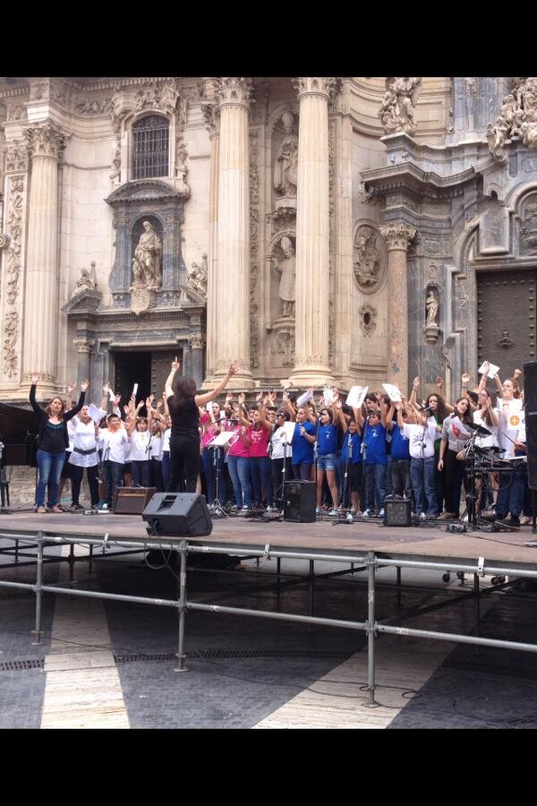 Enca_talavera's tweet photo. #Cantemus excelente iniciativa de la #ConsejeriaEducacion fantásticos los jóvenes estudiantes de la región de Murcia http://t.co/k4Asy2wPeg