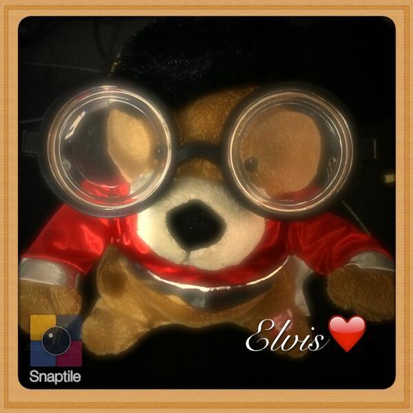 Snaptile's tweet photo. Tip of the day: Impress someone special with the glamour filter, deluxe pine frame and emoji.  #snaptile http://t.co/zNZWooeh4E