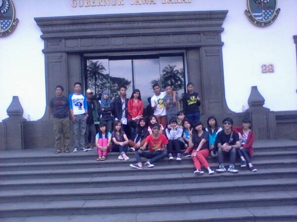 Via @triie96: <a href="/GedungSate/">Gedung Sate</a> with <a href="/poetra_redii/">Redii poetra</a> <a href="/bbe_nciiee/">ncii</a> <a href="/Ochyyy_29/">RosiFebrianiFadhilah</a>