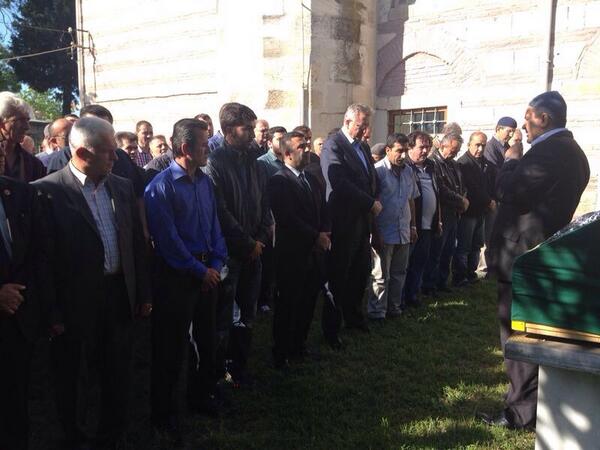 İlçe başkanımız Sn.Abdullah Aslan'ın yeğeninin ananesinin cenaze törenine belediye başkanımız Sn.Cem Kara'da katıldı.