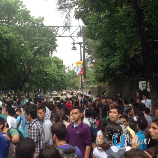 Legan contingentes de la PNB a impedir nuestra protesta estudiantil a las Afueras de Ciencias UCV 10:49am #15M