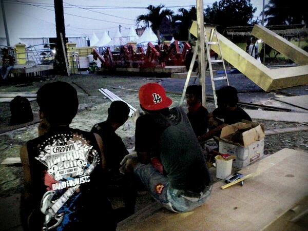 Kru produksi dari Bian Musik, menggarap anjungan Lampung Selatan untuk Lampung Fair 2014.