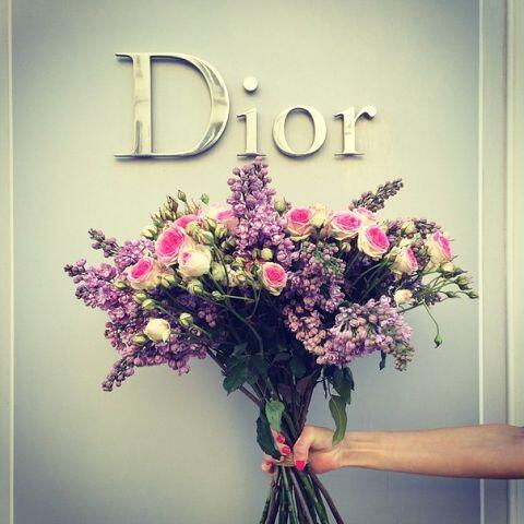 Букет «аромат лета». Цветы диор. Miss dior parfum. Шанель мисс диор. Диор миа пион.