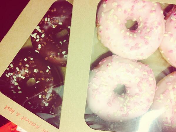 EmilyWarneSRH's tweet image. Love it when clients bring on goodies @Head_Romance #clienttreats #doughnuts #hairsalon #havant