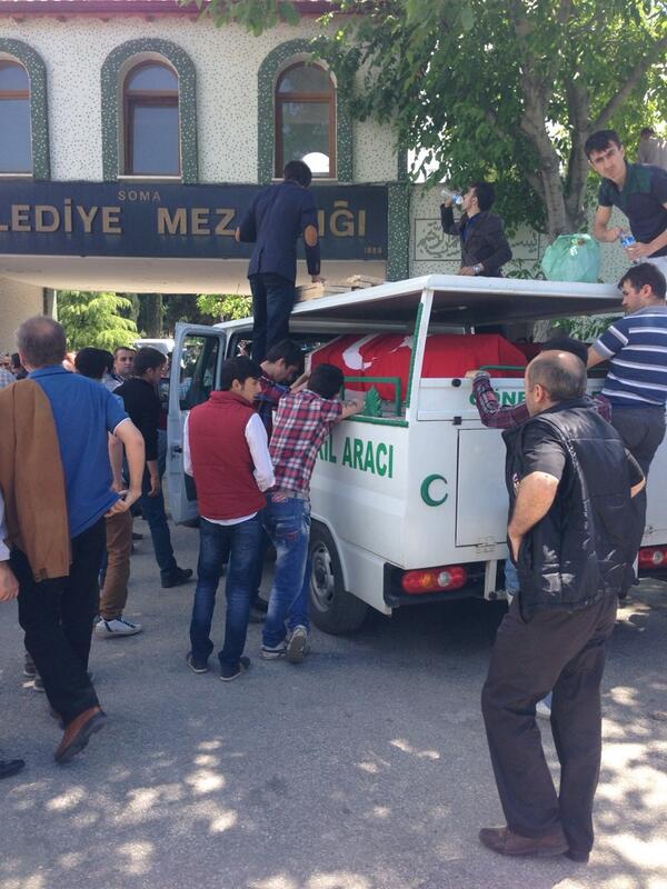 Die Trauer ist groß - auf dem Friedhof in #soma werden die ersten verunglückten Bergleute beigesetzt.