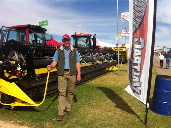 lizabohlmann's tweet photo. George Celliers van #valtrac by die #honeybee platsnyer. 9 m vir koring en kanola @landbou #nampo http://t.co/kFBCQGe6jn