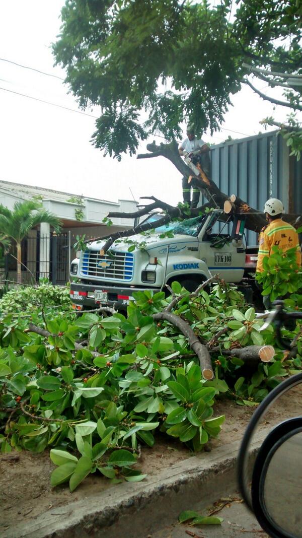 menguatho's tweet photo. Grave accidente por el Cc guatapuri. http://t.co/hMLqAxcz1Q
