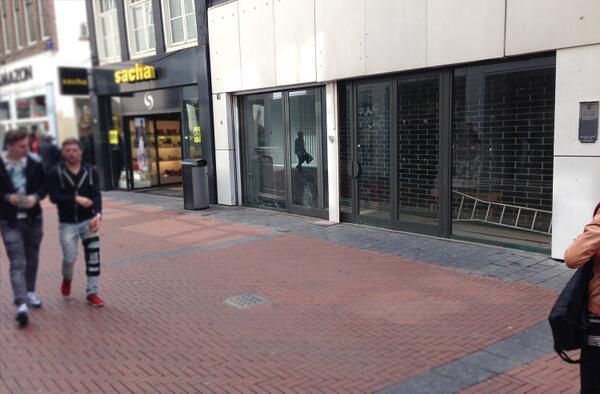 WindowBrokers's tweet image. Bereik wekelijks 400.000 passanten met onze AA1-locatie Amsterdam Nieuwendijk. Weer beschikbaar vanaf 23 juni. #ooh