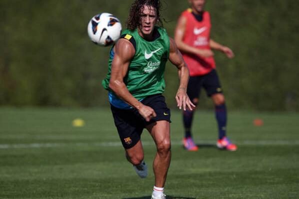 La rodilla de Carles Puyol no aguanta más porque no puede con ese enorme par de huevos.