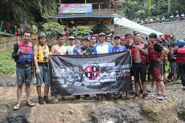 Ini dia perwakilan dari komunitas cikapundung "Gejebur Tubing Adventure" yang mendampingi sekaligus rescue juga :)