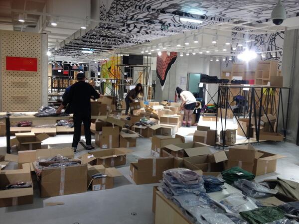citadium's tweet photo. Le #CitadiumMarseille prend forme ! 150 marques mode &amp; street à découvrir bientôt : http://t.co/J4BwaDIhwQ #LesTDP http://t.co/i41pPnMYFO