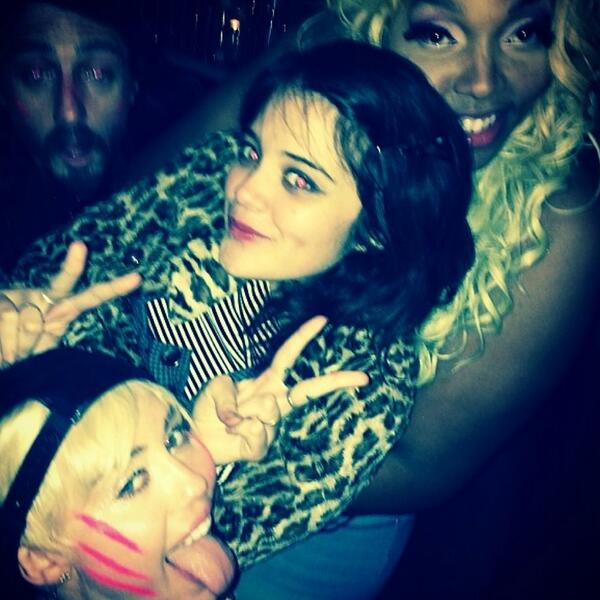 InstagramMiley's tweet photo. @MileyCyrus 
Il y a 10 heures
I love @skyferreria @amazonashley69
@zacharyancox @waynecoyne5 http://t.co/SQwJfa9XVS