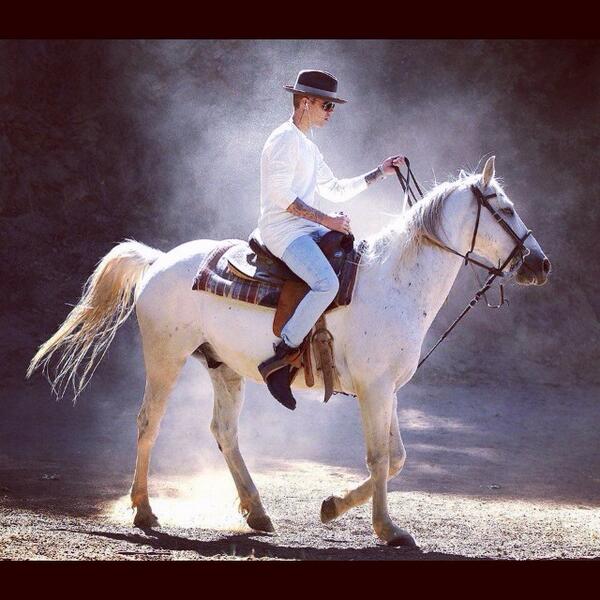 DeboraKalia's tweet photo. @justinbieber ma Prince 💜❤️ http://t.co/2JCiL2na6i