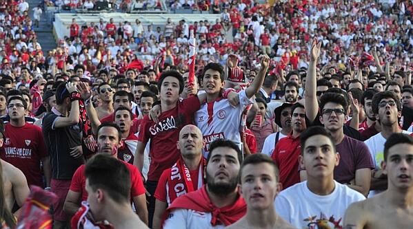 marca's tweet photo. La copa ya está en Sevilla ▶ http://t.co/IK0VIeThFM http://t.co/XPo8KocV7L