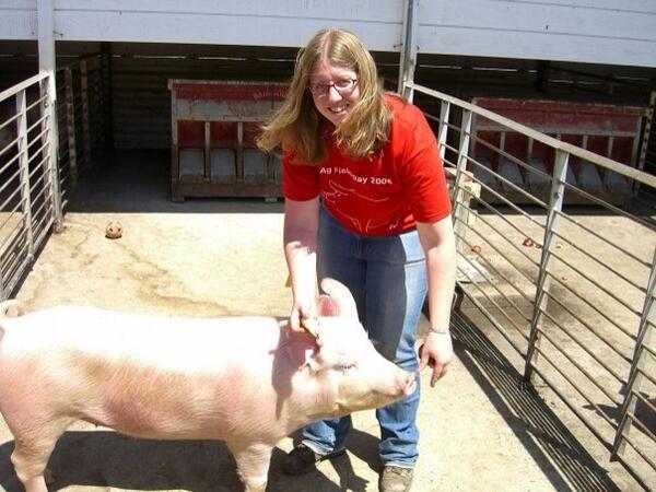 kellybeth117's tweet photo. #tbt Me and one of my #AgFieldDay pigs, Truffles #inspiredbypets #eastpetm http://t.co/VlEVemueJ8