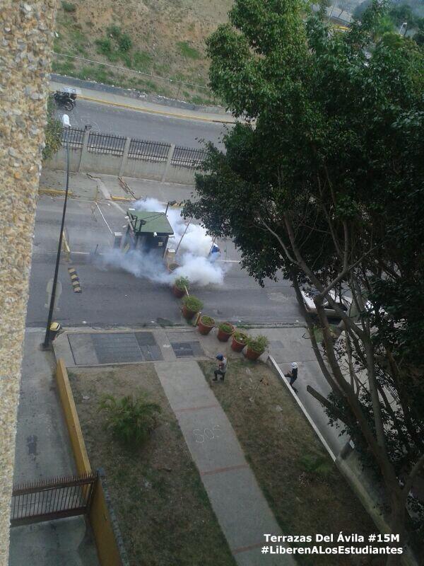 UniversitarioVP's tweet photo. PNB reprime con lacrimógenas a vecinos de Terrazas del Ávila que protestaban pidiendo q #LiberenALosEstudiantes #15M http://t.co/zAh7tu2J7u