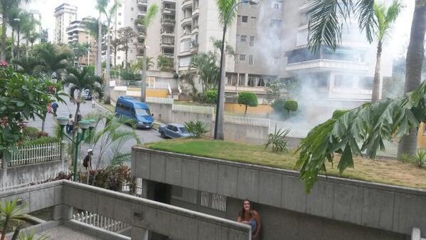 "Terrazas del avila 3:35 pm LANZAN BOMBAS", dice .<a href="/TamiMoreiraC/">Tamara Moreira</a>