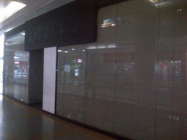 Reporte Ya on Twitter: "#15M Tienda Sony del C.C. Sambil #Caracas cerró sus puertas. Foto vía @MarkaPhone_ http://t.co/StLt8wnMs0" / Twitter