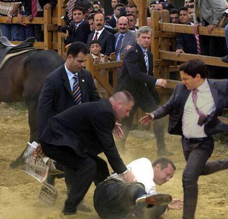 YrGngelopoulos's tweet photo. Bunların en son halı bu olacak.  #BuYumrukHepimize http://t.co/5uC0aegPkK