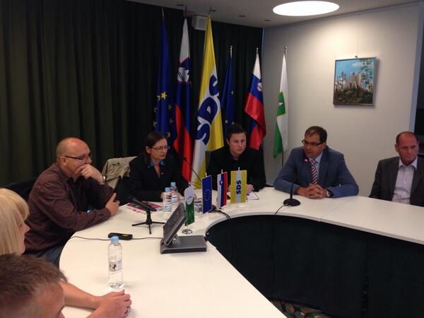 Trenutno na okrogli mizi: "Referendum – proti zapiranju arhivov, proti zanikanju resnice!" z @AndrejaValic