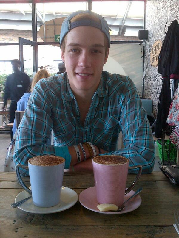 britss58's tweet photo. This hottie just surprise visited me ♡ @KalvinMark i love you too much http://t.co/HNeBxdOvA6