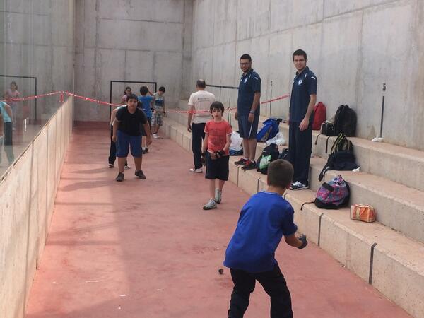 Santi_NZ's tweet photo. Hui ens ajudat @VicenteSanta87 @JRLisarde i el gran #ManuelCampos al cole #CampdTuria #valors #Pilota @cpriba_roja http://t.co/ZgFA0rrJUU