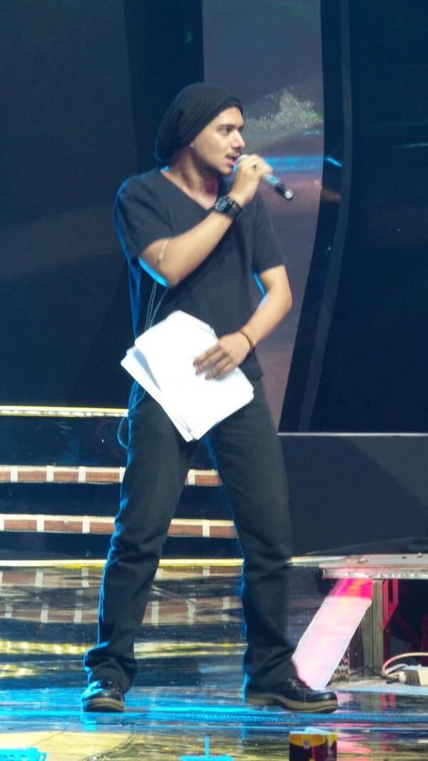 Husein di tengah-tengah gladi bersih menyanyikan single NOAH/Twitter©