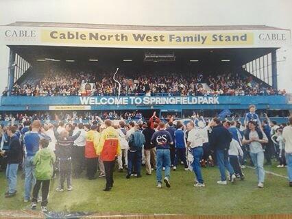 sando_lcfc's tweet image. @LaticsOfficial on the pitch after the chesterfield game 15 years ago with @davetrencher #SpringfieldMemories