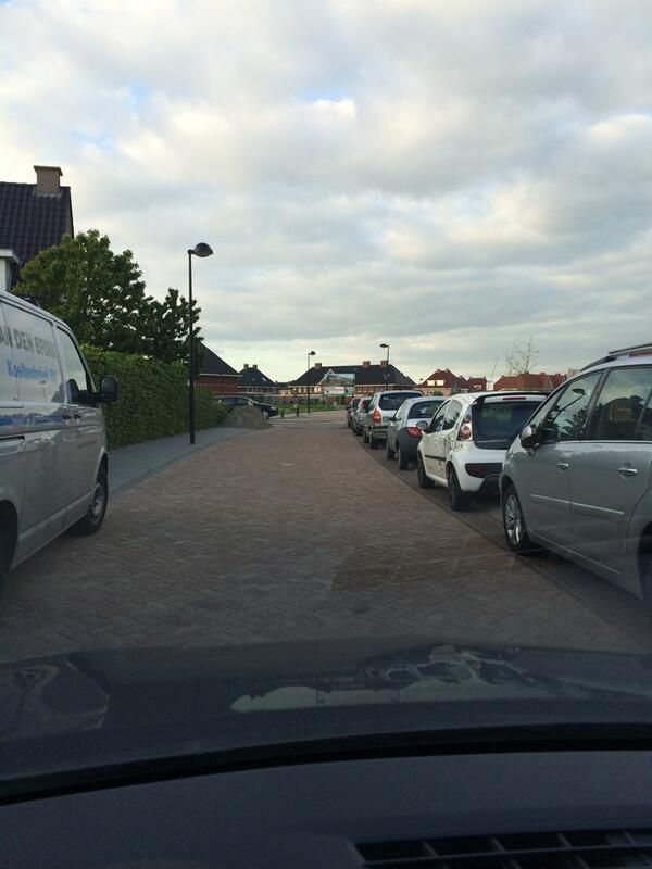 Parkeren doe je zo? Donderdagavond vaste prik! Alle parkeervakken rondom de school vrij! @wa_Kampen05