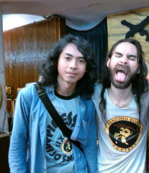Jay_BlueWay's tweet image. Tah sama sama gitaris blues.with rama satria.hahaa
