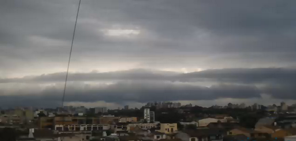 agoranotempo's tweet photo. Frame do http://t.co/J8bTdy3RVW mostra temporal se aproximando de Porto Alegre: http://t.co/Gp3OmIMJHN