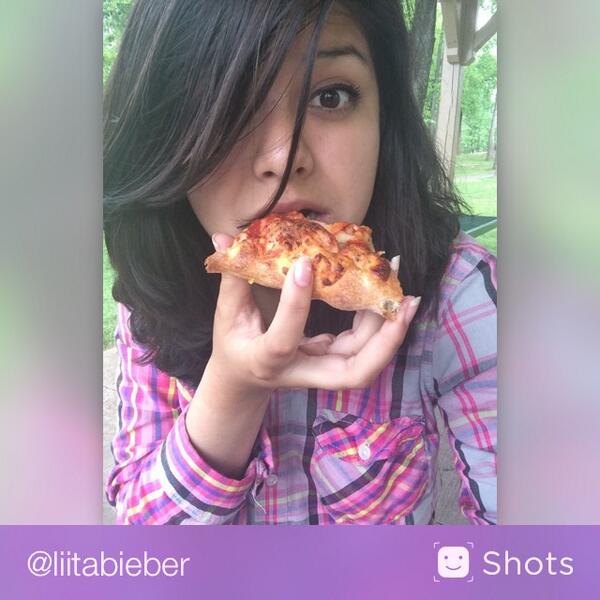 perez__katy's tweet photo. 🍕🍕😍.  http://t.co/IIsJ5jcENg #selfie http://t.co/y0eQNf2puq