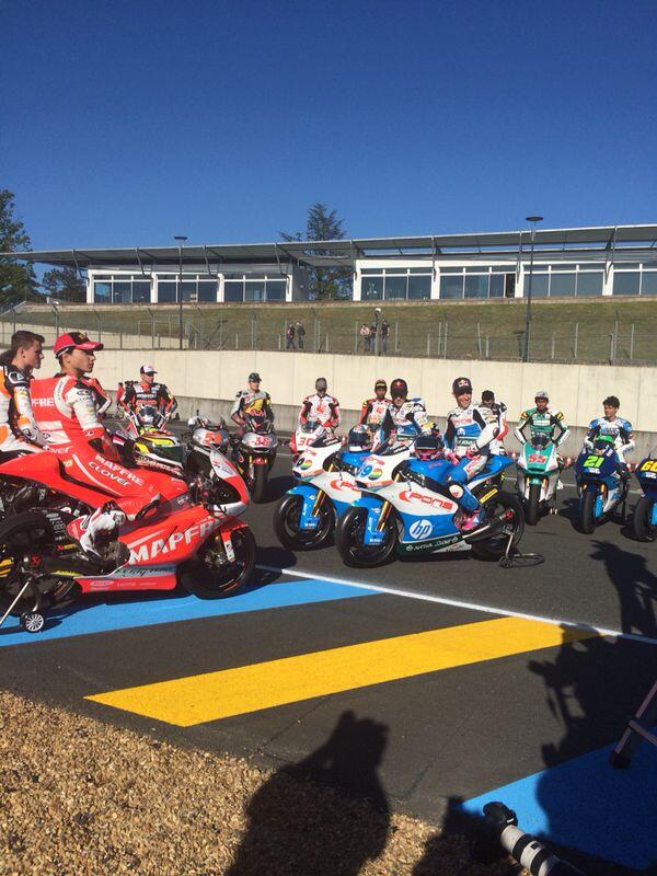 LuisSalom39's tweet photo. Esta tarde nos hemos juntado todas las Kalex en la pista de Le Mans // Nice photo with all the Kalex bikes @MotoGP http://t.co/MQCaw5sC1i
