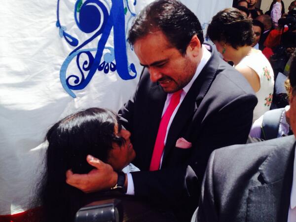 elcarrascoc's tweet photo. ¡Gracias Elvira querida, tu habilidad quedó plasmada en este simbólico #TelardelaAlegría del #Azuay! #Posesión http://t.co/39qEtZ1EOz