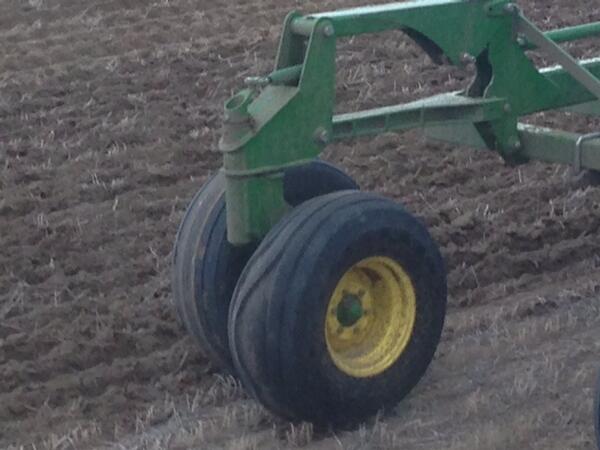 nja1984's tweet image. Take a guess on how long it takes before she blows!!!
#plant14 #Grainfarmproblems #badtireday
