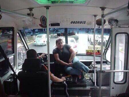 — Amor, ¿te puedo acompañar en tu trabajo? 
— Ok, gorda. Pero dejas pasar a los clientes.