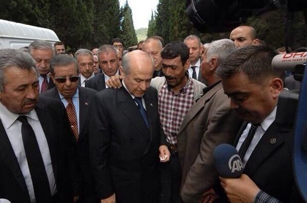 ÜlkücüHareket SomaİçinKıyamda Ve bir liderin yanında ne koruma vardı, ne de halk eli yakasındaydı. Halk eli omuzdaydı