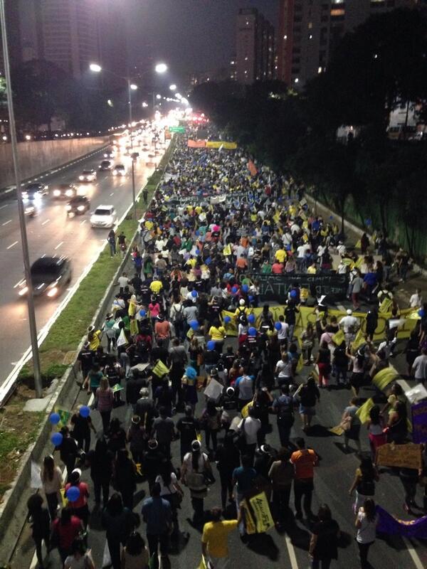 #Brazil - 8,000 teachers march on strike to the centre of São Paulo.  via <a href="/syndicalisms/">ѕyndιcalιѕт</a>
