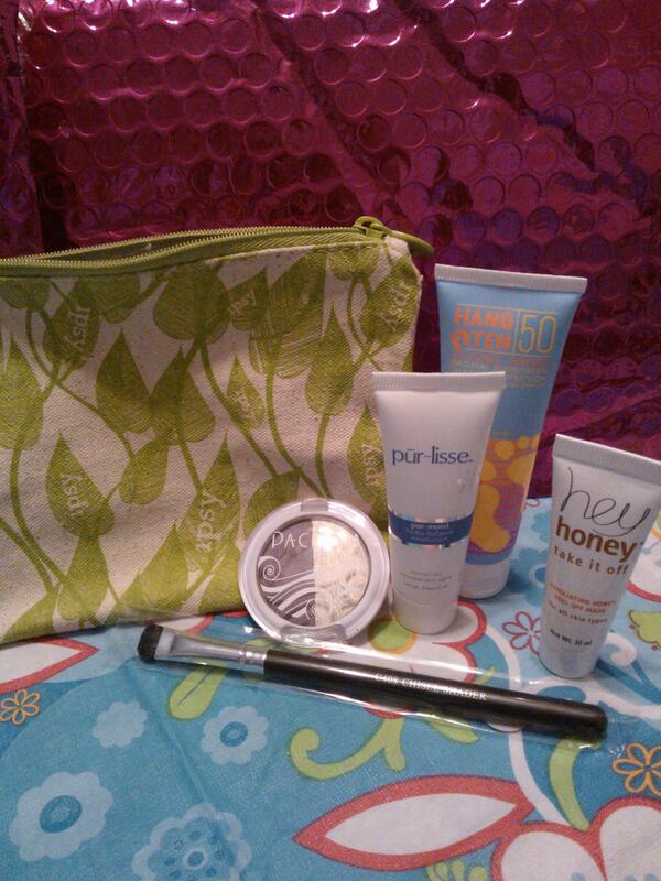 ashlynjon's tweet photo. Enjoying my first ever #ipsy bag!! Perfect way to start the summer :-) @ipsy http://t.co/WPyiBzJg82