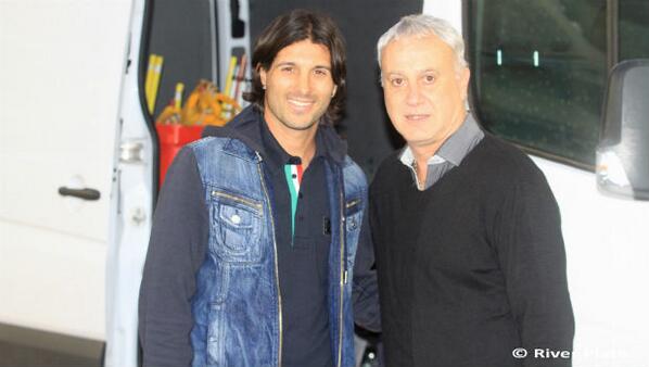 RiverPlate's tweet photo. Alejandro Domínguez, @Chori1708, junto a Norberto Alonso en el entrenamiento de esta tarde. #RiverPlate http://t.co/SLmVg4fhPu