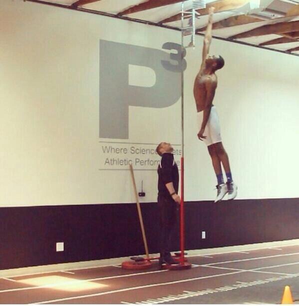 BallUpVine's tweet photo. Andre Wiggins INSANE Vertical! http://t.co/5yqgPZoNOM