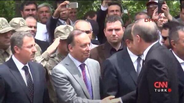 <a href="/cuneytozdemir/">cüneyt özdemir</a>
Resimde en önemli sorumlu olması gereken iki kişi protokol töreninde!
Varın gerisini siz anlayın!